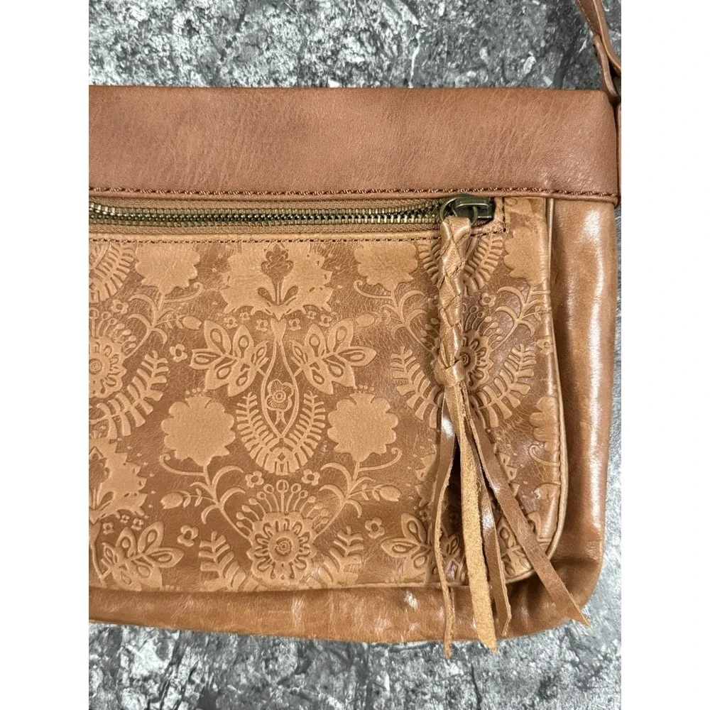 The Sak Sanibel Top Zip Leather Embossed Tooled Crossbody Purse Bag Handbag Tan